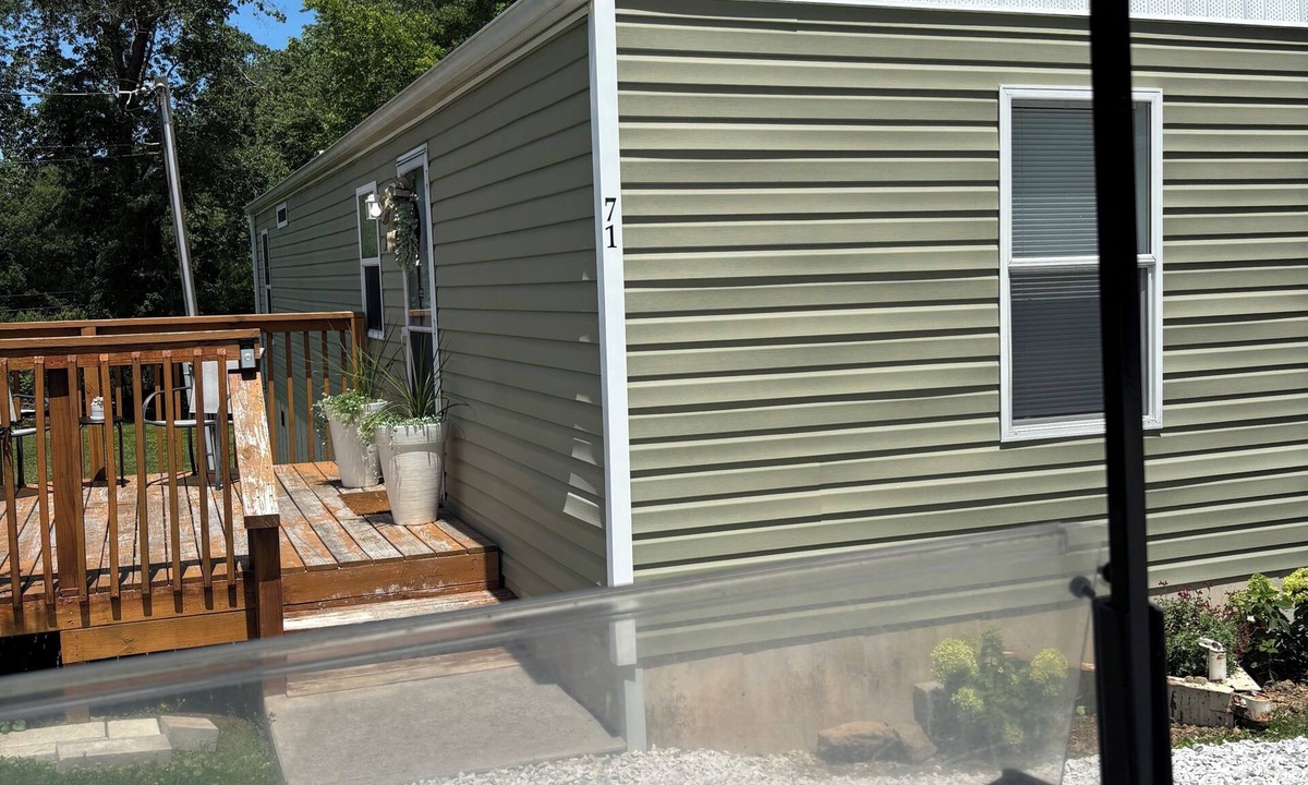 Corbin House | Lovely 2-bedroom mobile home with AC in Corbin. Only .4 miles from Laurel Lake.