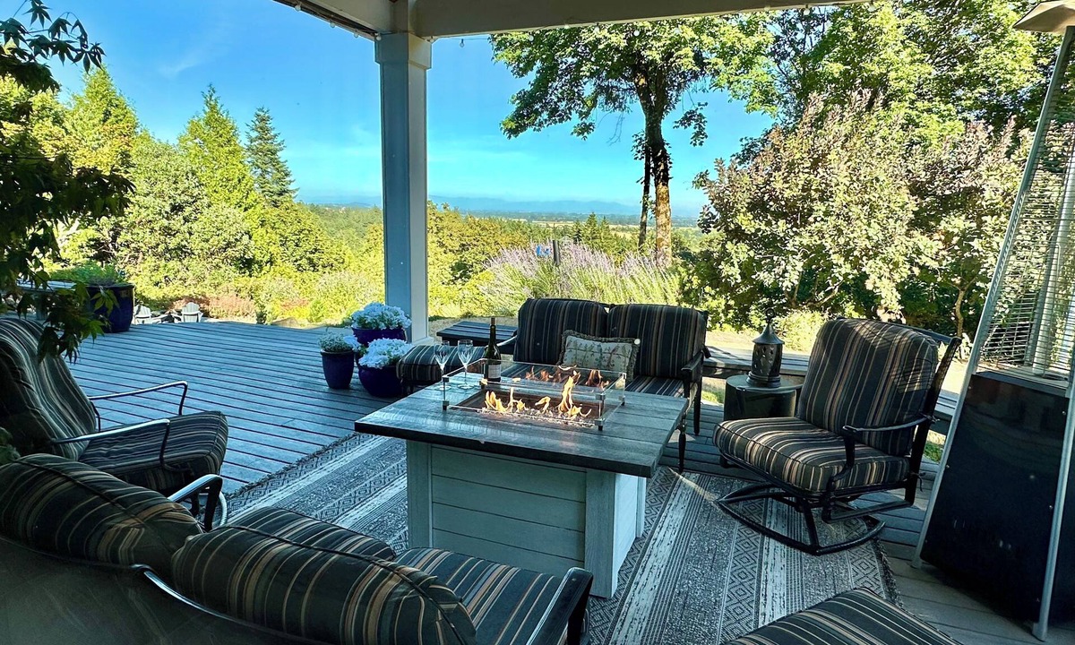 Corvallis House | Lovely 4 bedroom, 3 bath home with hot tub and stunning views of the Cascade Mt.