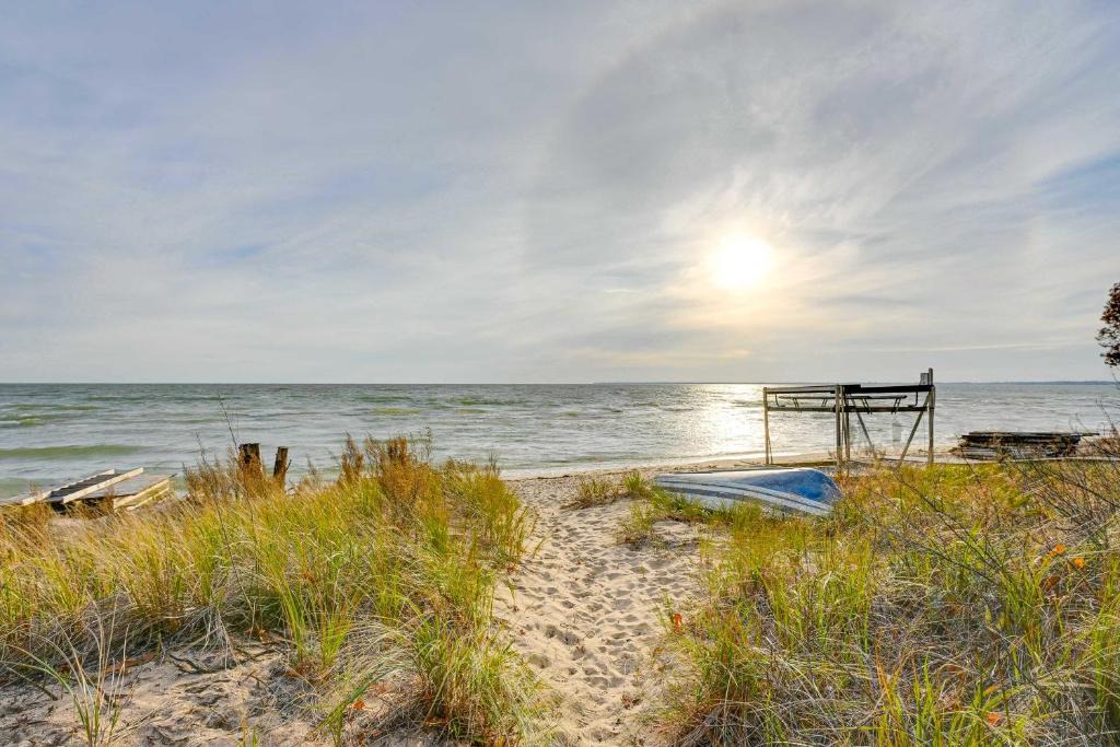 Au Gres House | Lovely Au Gres Cottage w/Hot Tub: Walk to Beach!