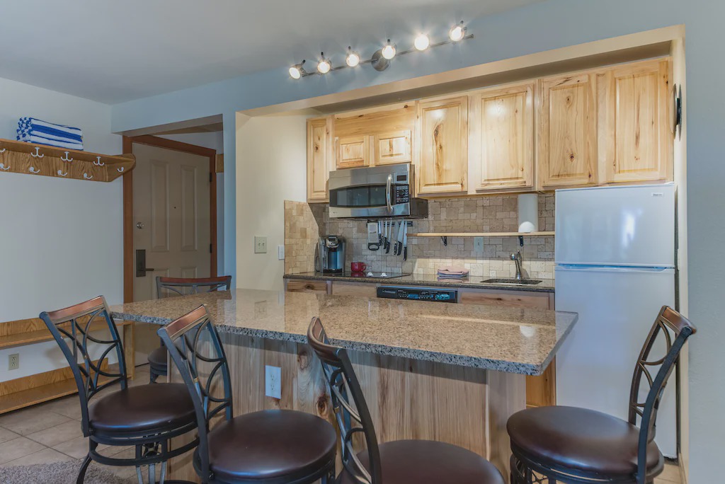 Bend Condo | Lovely Second Floor Seventh Mountain Resort Condo DCCA#076