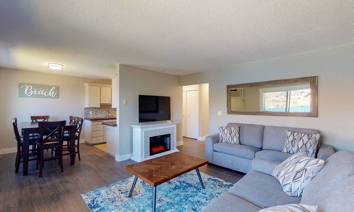 Chelan Condo | Lovely Top-Floor Condo w/Free WiFi, Private Balcony, Gas Grill, and Views