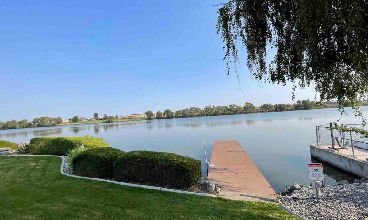 Moses Lake House | Low Bank Luxury Lakefront Retreat with Private Dock, Hot Tub, Game Room & Kayaks