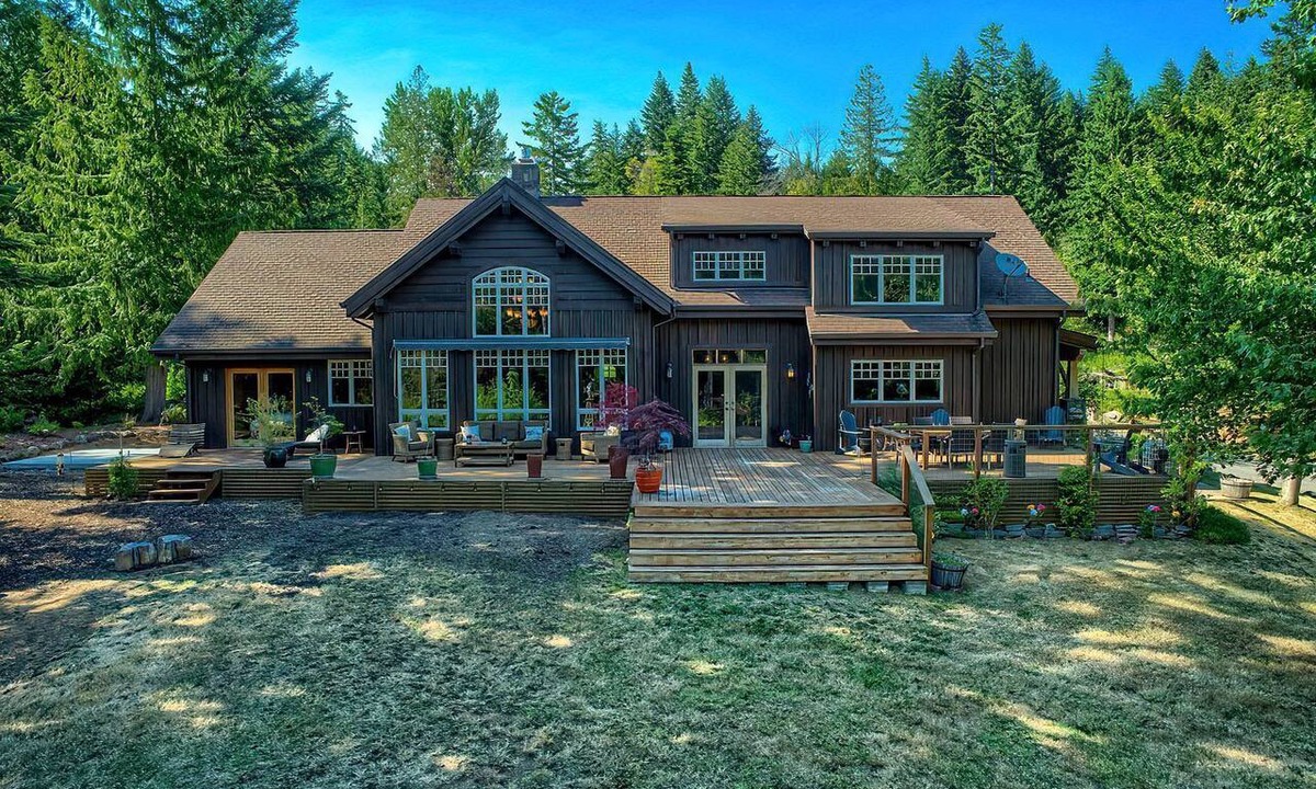 Stevenson Cabin | Luminous and Spacious Ski Cabin with Shared Hot Tub that Offers Stunning Landscapes of the Columbia River Gorge, Washington