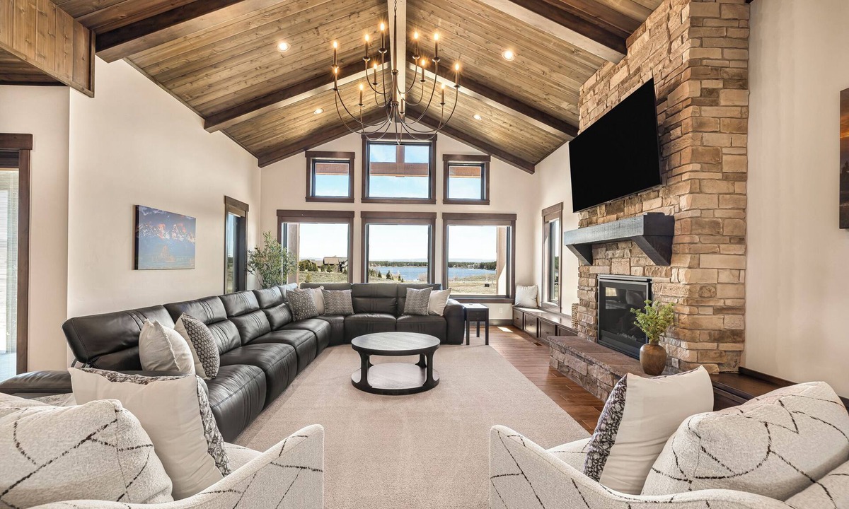 Island Park Cabin | Luxe 8BR Lodge near Yellowstone: Golf Sim, Indoor Slide, Sauna, Hot Tub