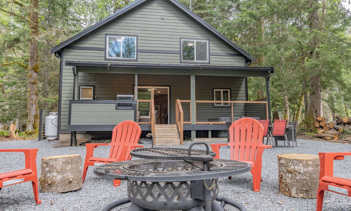 Nisqually Park Cabin | Luxe Chalet @ Rainier Entrance w/Hot-Tub-WiFi-AC