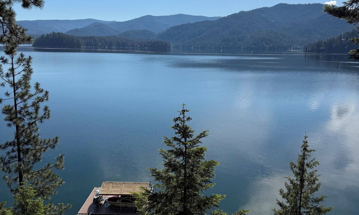 Clarksville Apartment | Luxe studio “Blue Hayden”with Hayden Lake private dock access, & hot tub