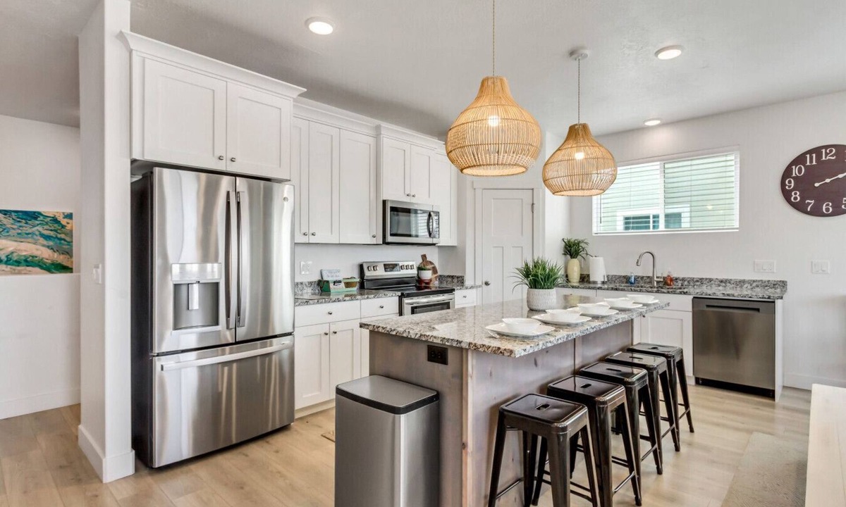 Sweetwater House | Luxurious 6-Bedroom Retreat Near Bear Lake – Sleeps 23, Modern Amenities, Year-Round Adventures!