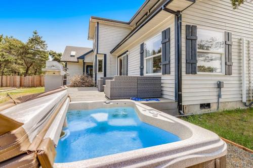 Bayshore House | Luxurious home with 3 suites 3 fireplaces game room & hot tub - walk to beach