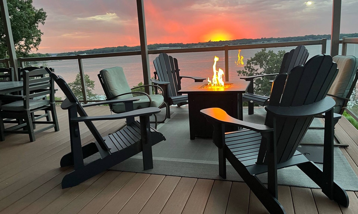 Arnolds Park Condo | Luxurious Lakefront BB Corner Condo. Panoramic lake views & 6 waterpark passes.