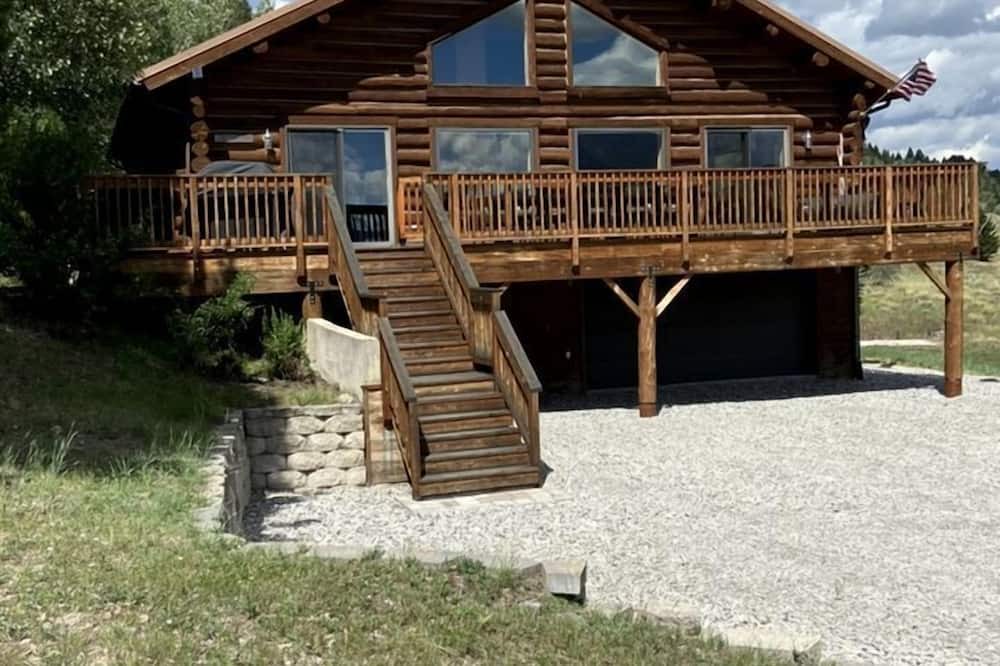 Cameron House | Luxurious Log Home with Madison River Views near Three Dollar Bridge, J & J Ranch, Montana