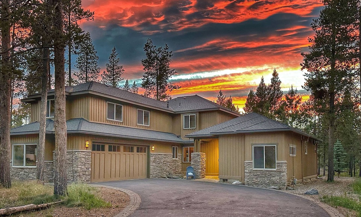 Sunriver House | Luxury 5 Master On-Suites, Fully Stocked Chef’s Kitchen, Blackstone, Hot Tub