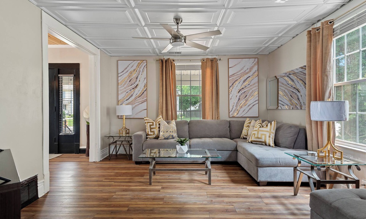Springfield House | Luxury 6BR Retreat with Fire Pit Sleeps 12