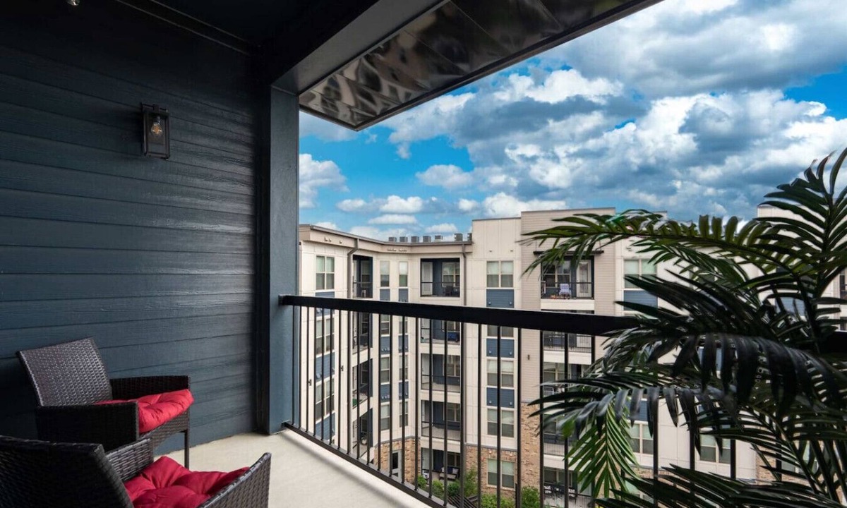 Crestline Heights Apartment | Luxury Apartment - Pool, Restaurants & Shopping