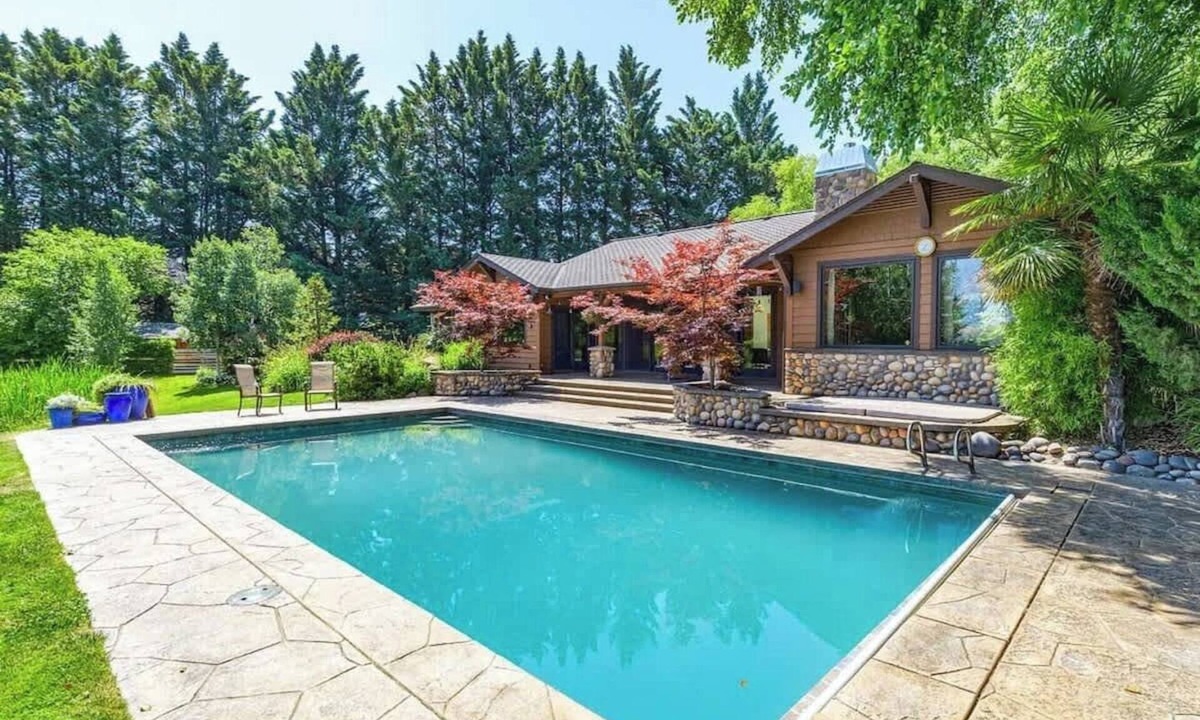 Ashland Villa | Luxury Ashland Mountain Escape: Pool, Hot Tub