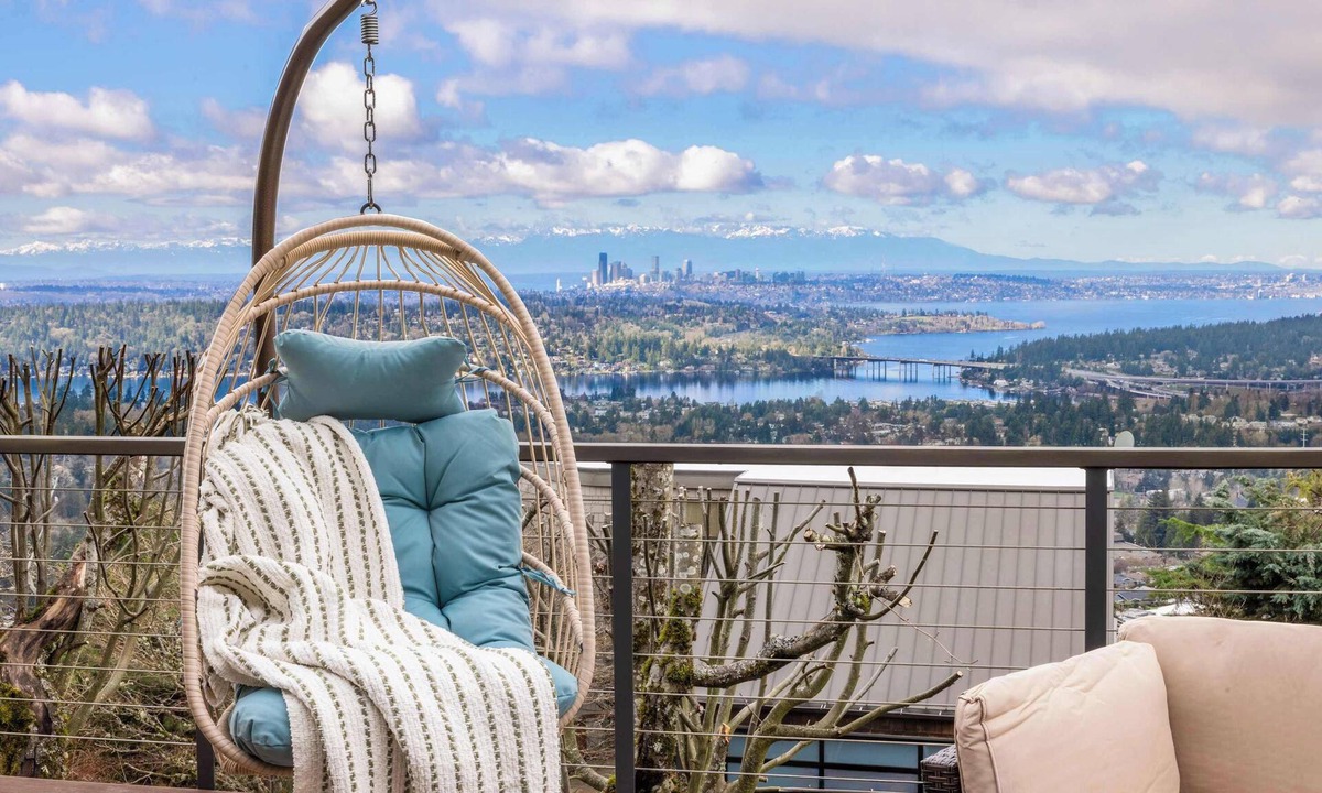 Somerset House | Luxury Bellevue 2B Basement w/180º+ Stunning View