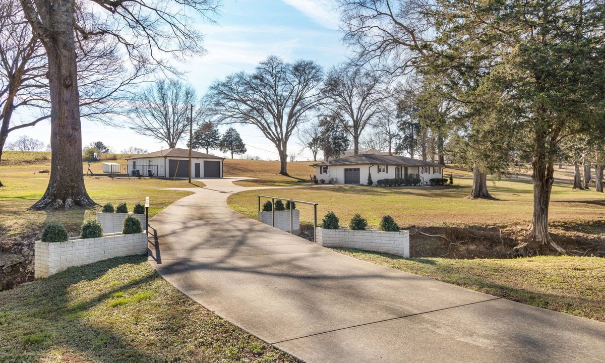 Muscle Shoals House | Luxury Creekside near RTJ, Games, Pickleball, Fire Pit, Putting Green & Pets