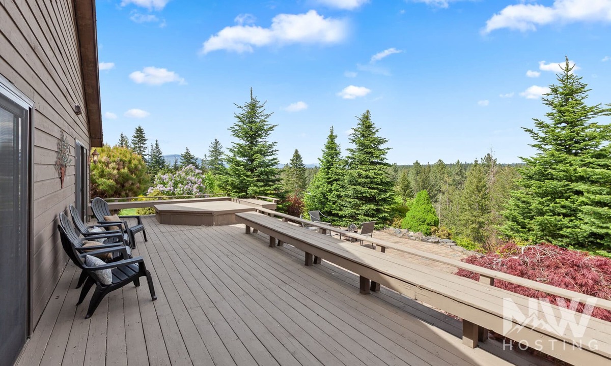 Coeur d'Alene House | Luxury Home—Fireplaces, Hot Tub, Fire Pit, Soaking Tub & Stunning Views for Ultimate Relaxation!