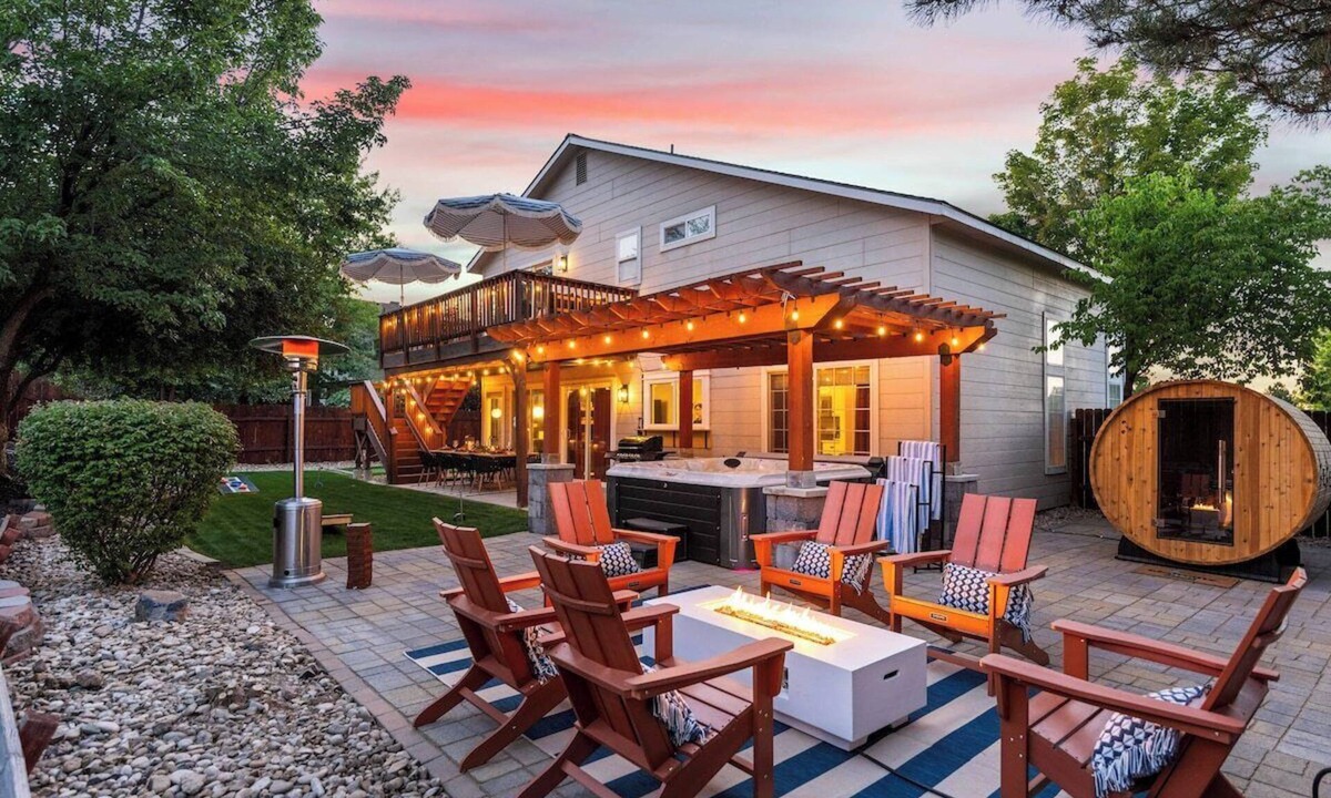Southeast Boise House | Luxury! Hot Tub Sauna Miniputt GameRoom Pets