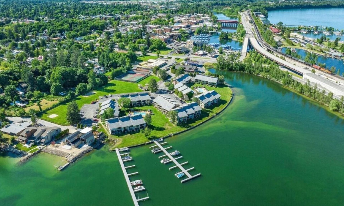 Sandpoint Condo | Luxury Lakefront – Walk to DwTwn & Swim/Play/Ski - Boat Slip