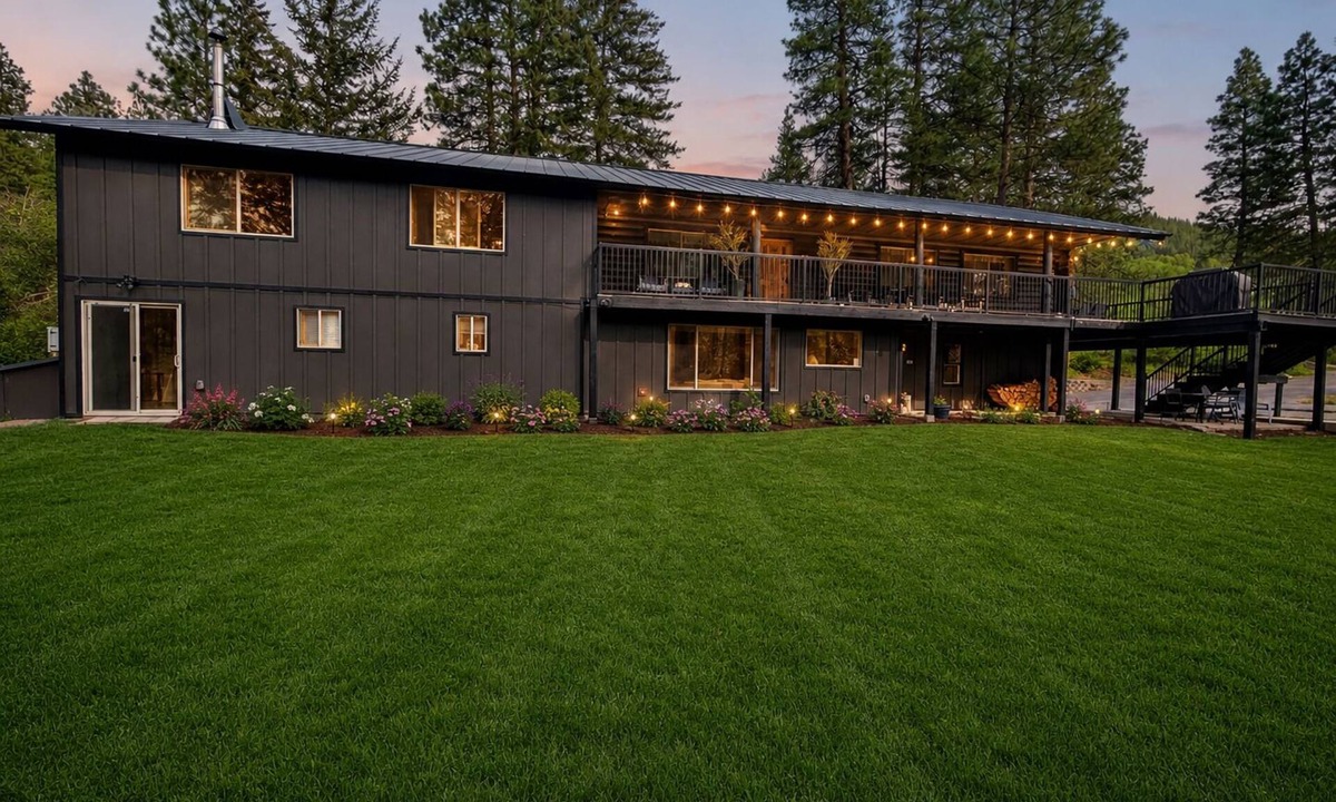 Leavenworth House | Luxury Modern Log Retreat on 3 Acres with Hot Tub, Theater, 2 Miles to Downtown