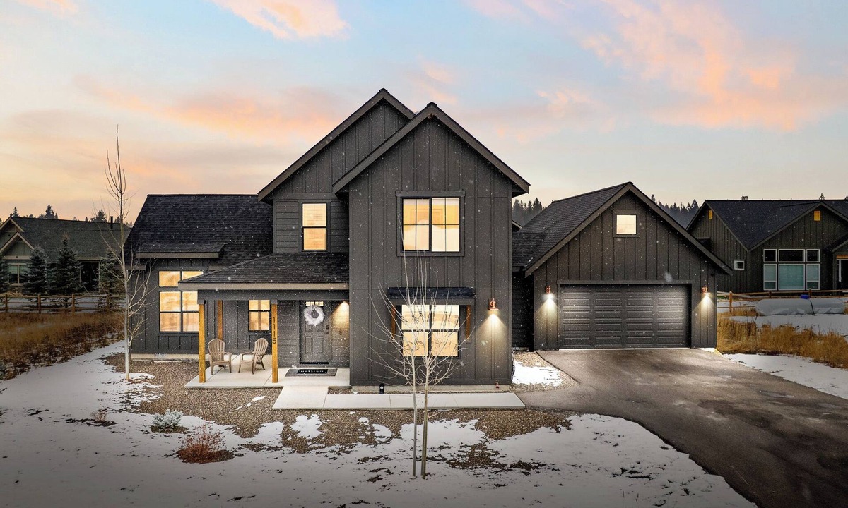 McCall House | Luxury Mountain Retreat Near Golf, Lake, Skiing and Scenic Trails