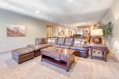 Government Camp House | Luxury mountain villa with patio easy ski access & shared hot tub pool & sauna