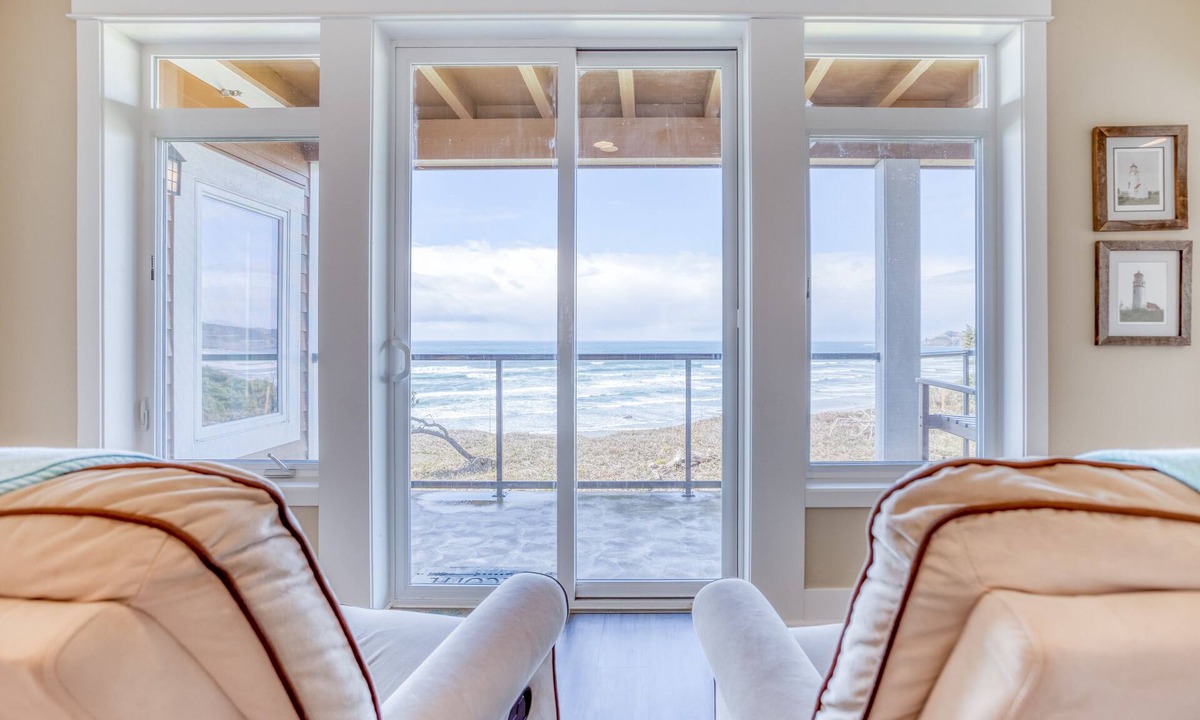 Newport Condo | Luxury Oceanfront Condo with Two Primary Suites Near Newport’s Nye Beach