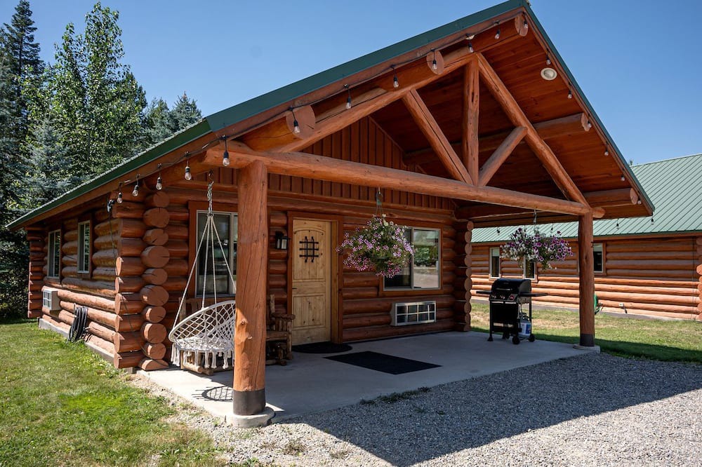 Bonners Ferry Cabin | Luxury Pet-Friendly 1-Bedroom Log Cabin in Bonners Ferry with Full Kitchen and Wi-Fi
