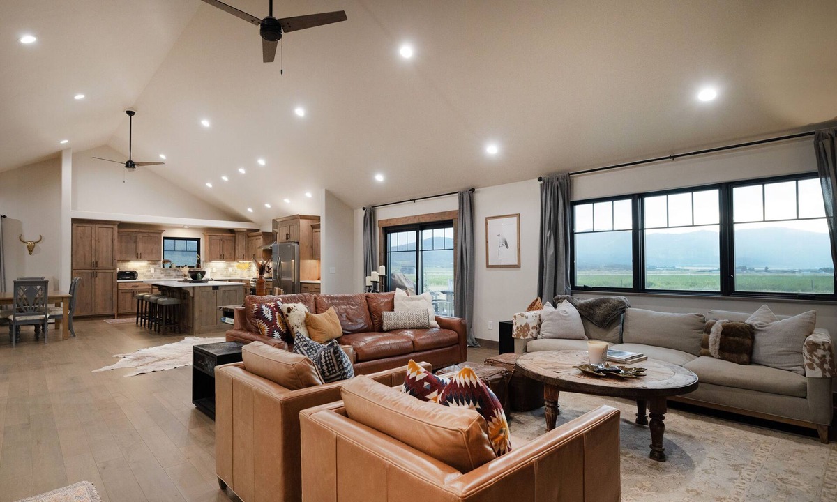 Victor House | Luxury Residential Home on 2.5 Acres w/Views, A/C, Garage, & New Hot Tub!