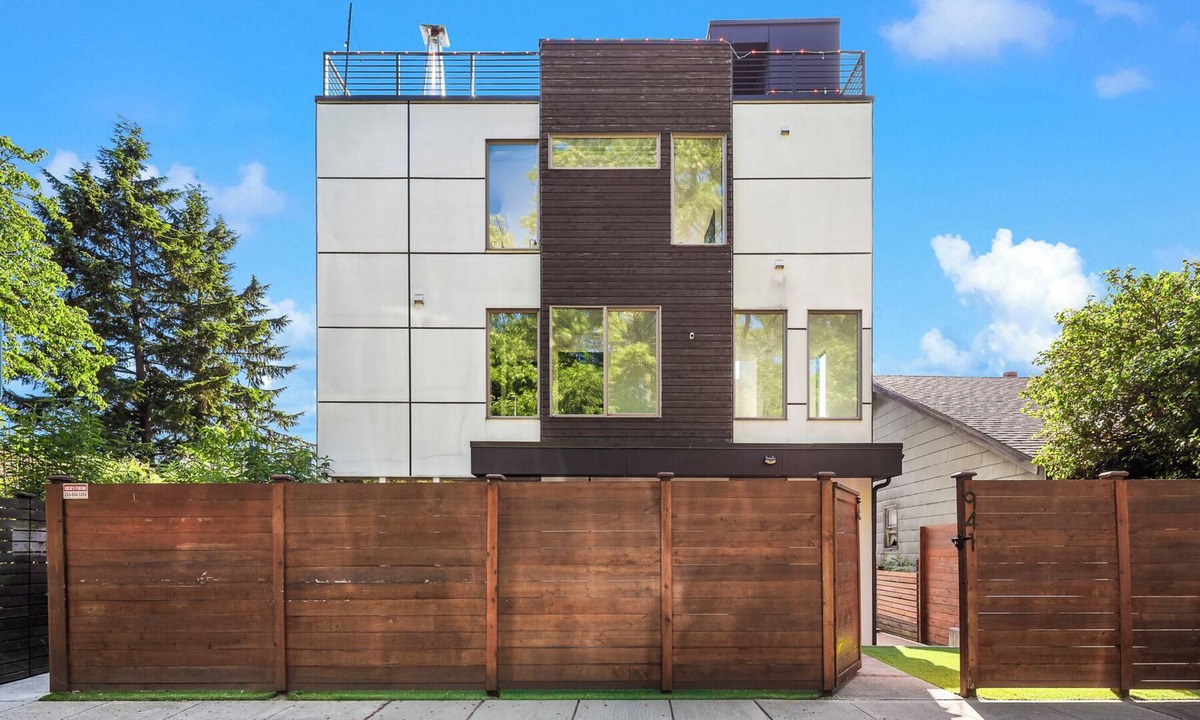Atlantic House | Luxury Retreat with Rooftop Views, Prime Location, Grill, Outdoor Games, TV