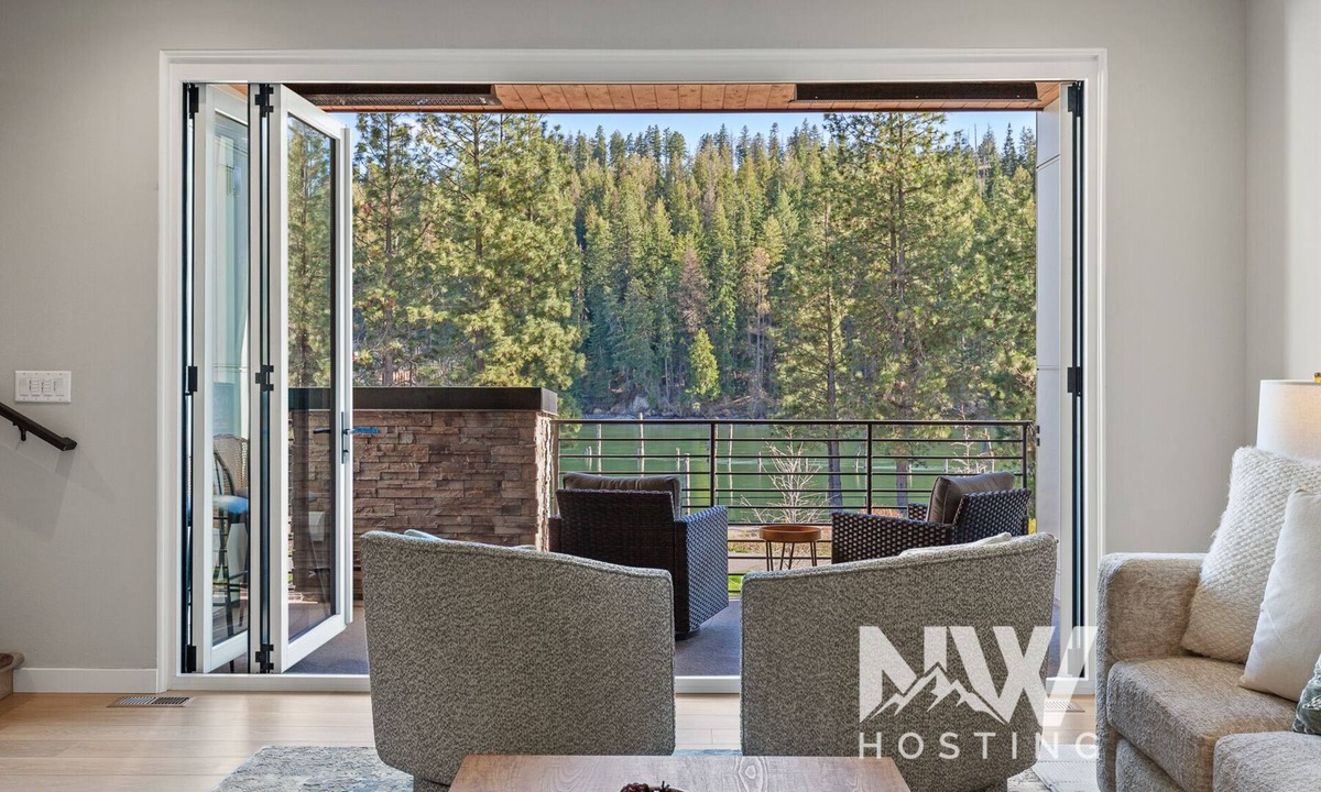Coeur d'Alene House | Luxury River-View Exec Stay – 90+ Days