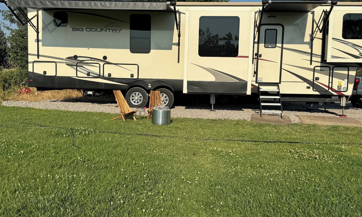 St. Anthony House | Luxury RV in Saint Anthony near the Sand Dunes and Yellowstone