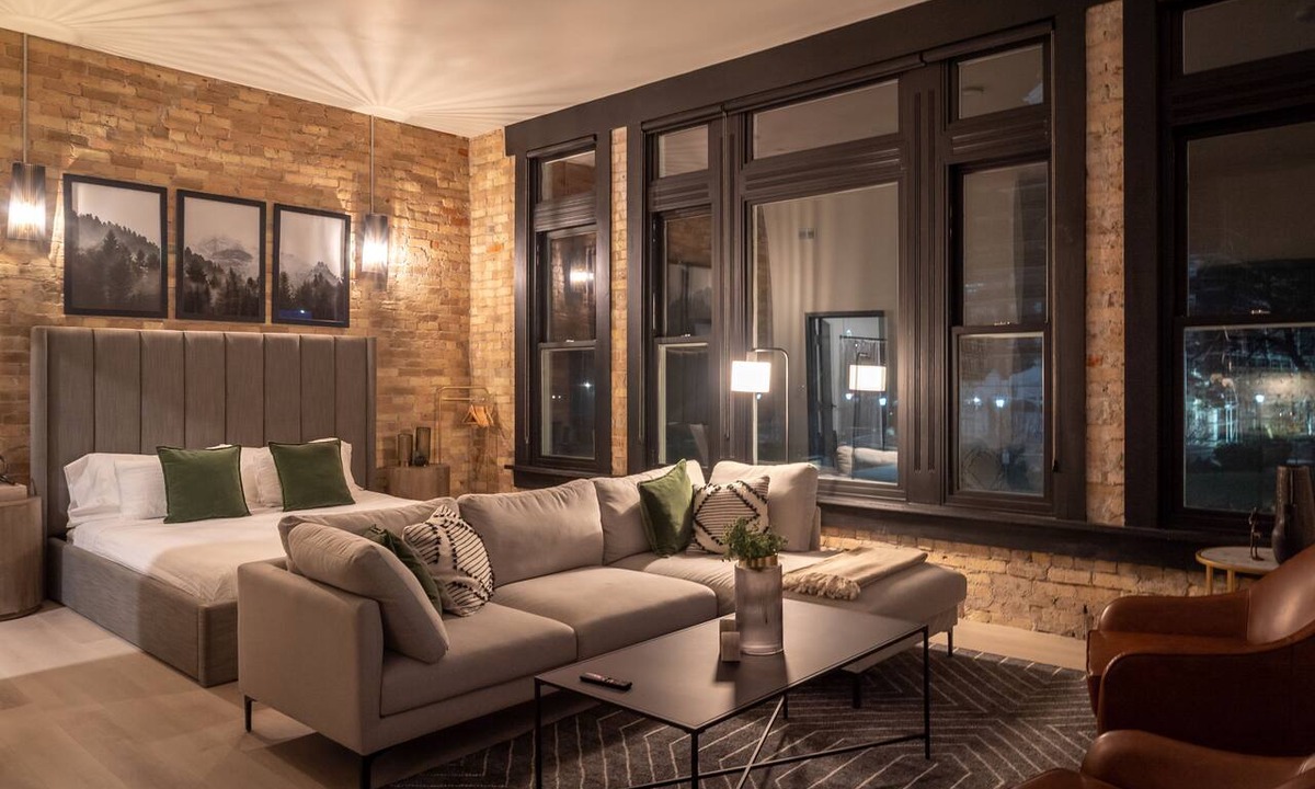 Logan Apartment | Luxury Suite ~ Above Starbucks ~ Main St View