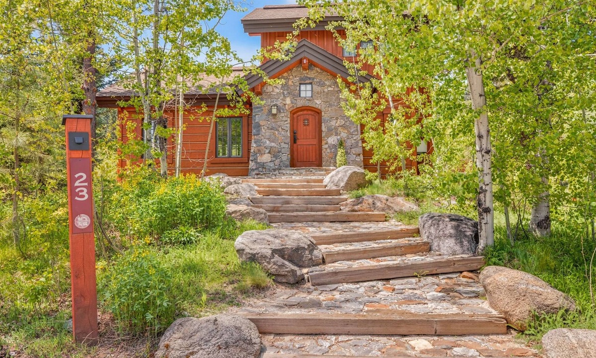 Tamarack Cottage | Luxury Tamarack Cottage | Ski-In/Ski-Out | Hot Tub | Walk to Village