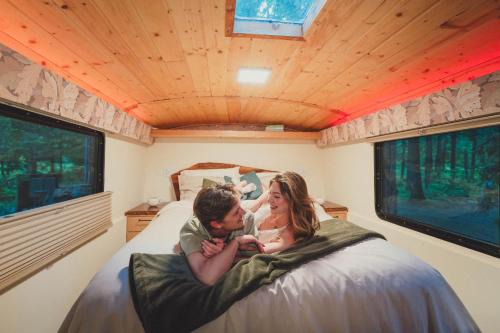 Sunny Valley House | Madrone Hideout Artist Bus Retreat at Azalea Grove Getaway
