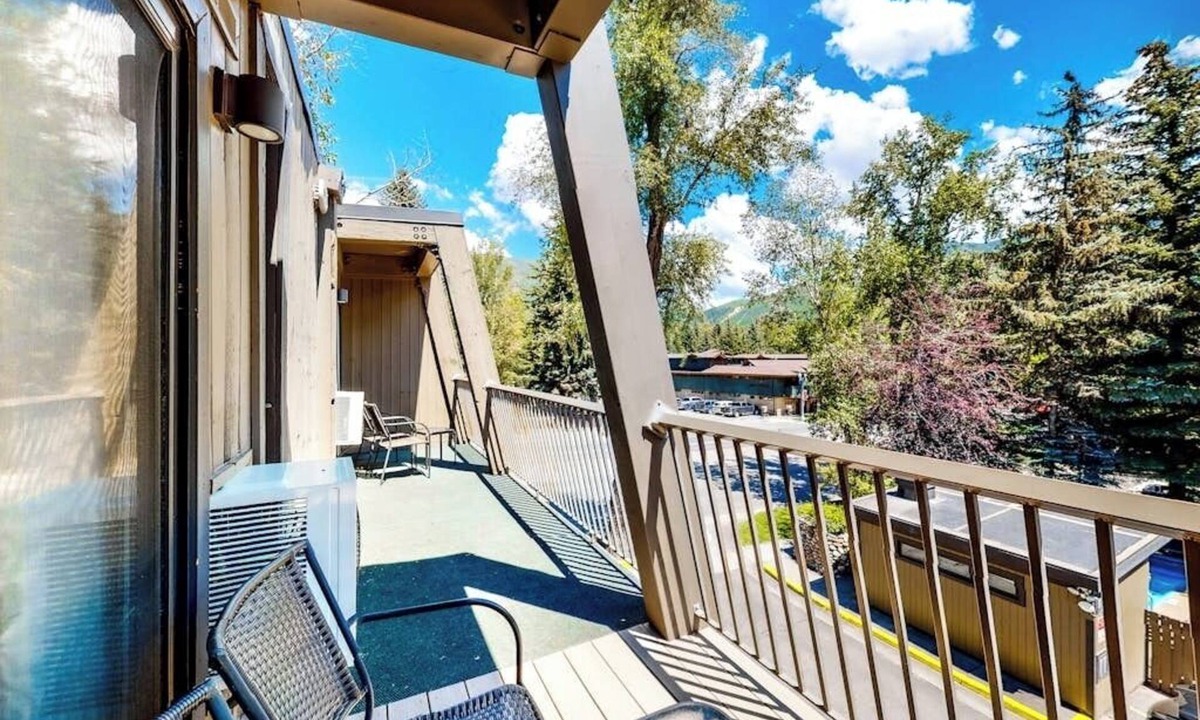 West End Cabin | Main St. studio - pool & hot tub - walk to lifts, dog-friendly, balcony