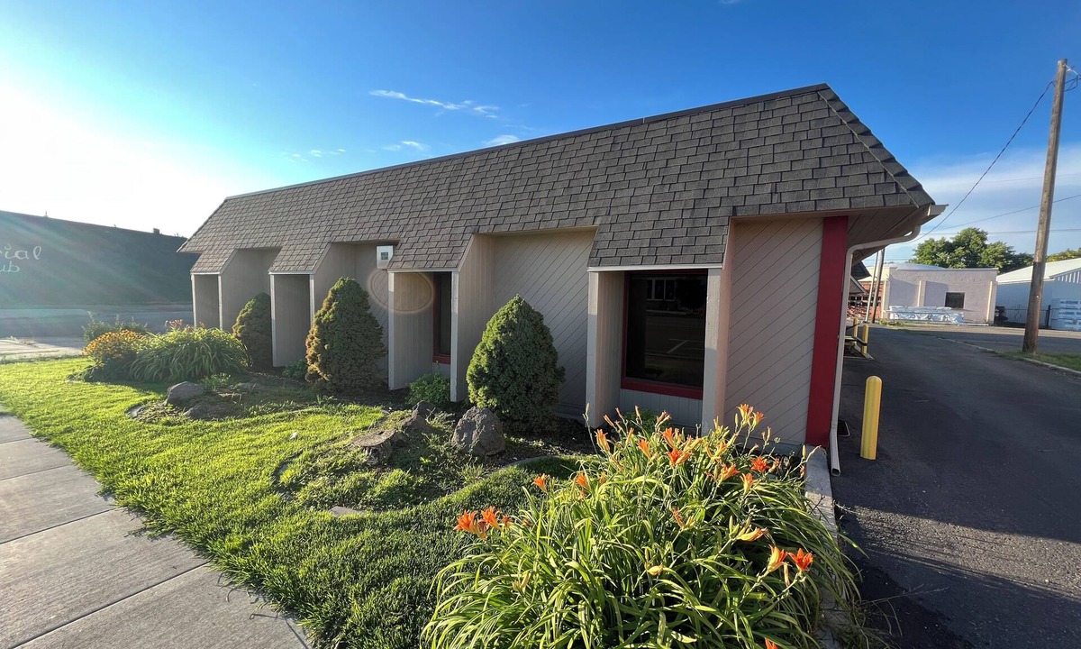 Ashton House | Main Street Location 4 bedrooms, 2 Baths, Theater Room and Spacious Living Room.