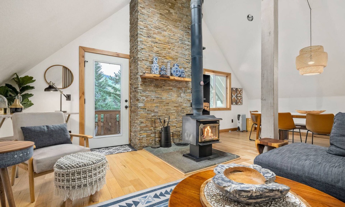 Government Camp House | Majestic Mountain Retreat, *Pet Friendly*, Large Deck w/Hot Tub, Two Kitchens, Walk to Food, Drinks