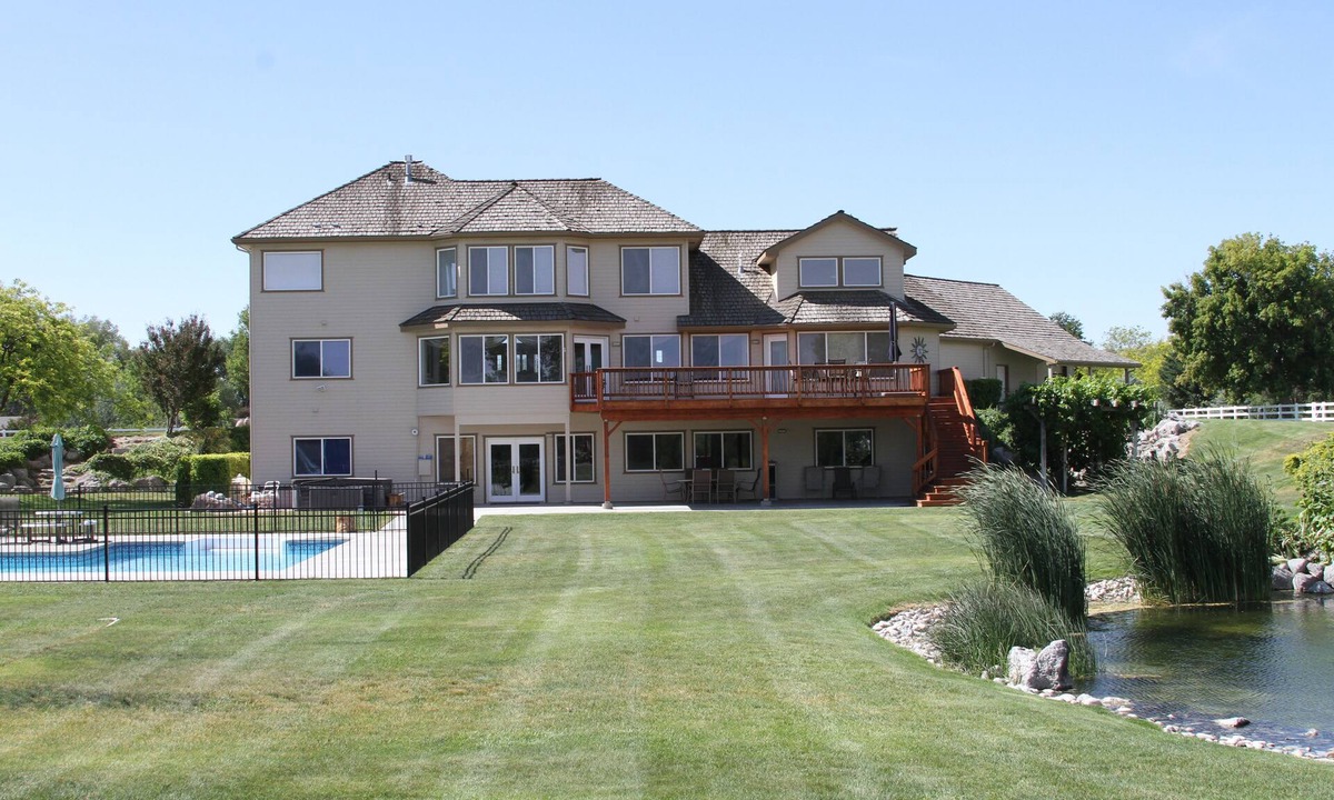 Ontario House | Mansion, pool, hot tub, 3 acres, private