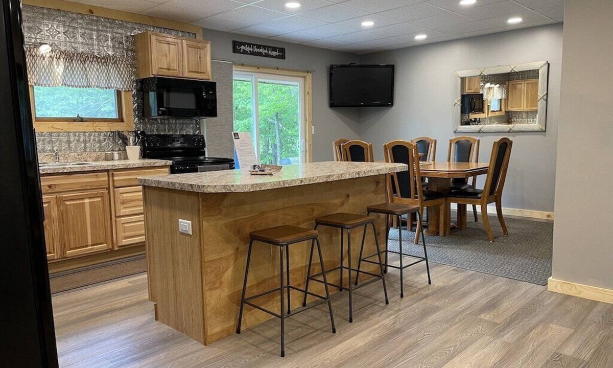 Christmas House | Massage Chair*8 separate beds*near Pictured Rocks