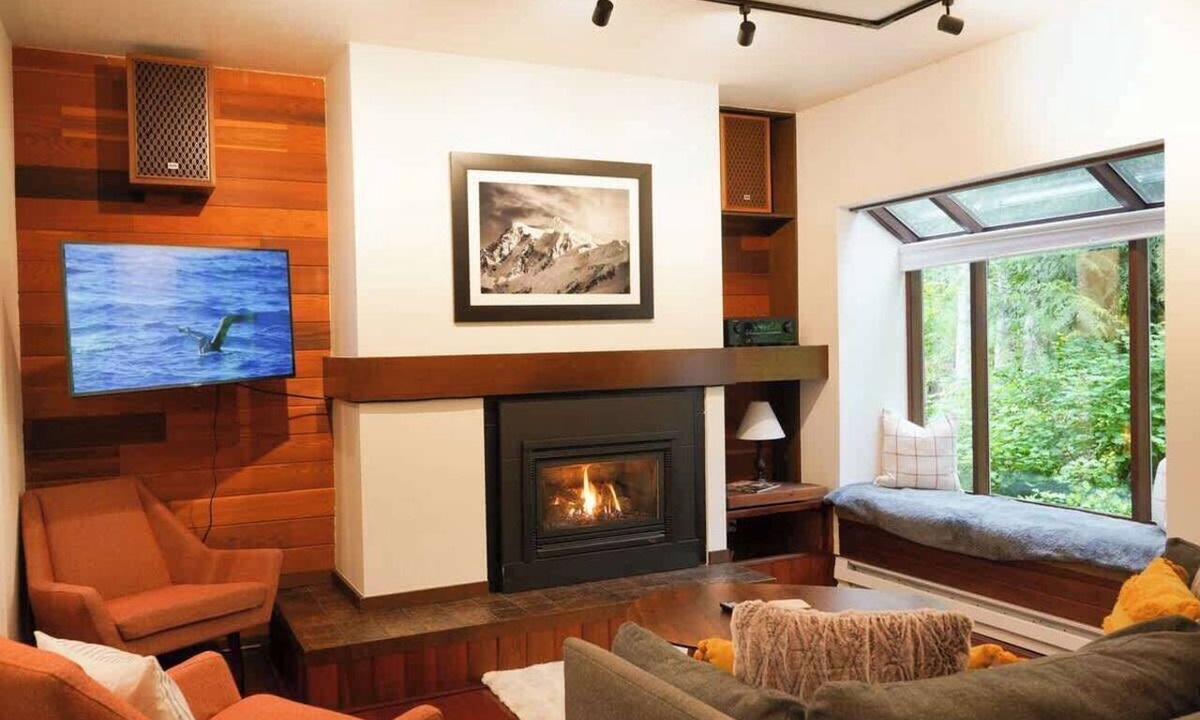 Glacier Condo | MCM Resort Condo near Mt Baker with Fireplace