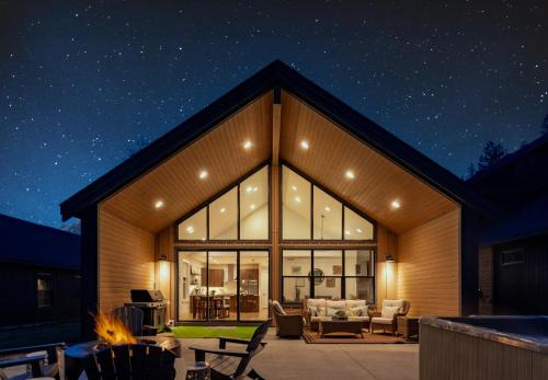 Roslyn House | Meadow view Cabin w/MIL, Game Room, Hot Tub