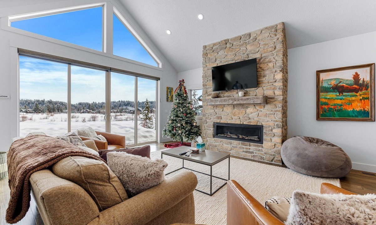 McCall House | Meadowbright VIsta - Large driveway - Clubhouse with pool & hot tub - River - Luxury