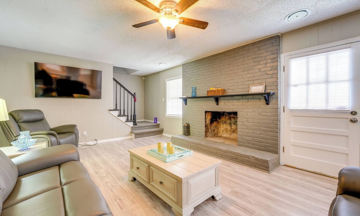 Whitehaven Cottage | Memphis Vacation Rental - Walk to Graceland!