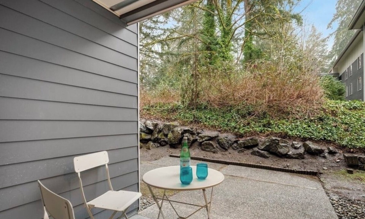 Bridle Trails Condo | Microsoft Walking distance to Asian Markets cozy condo in Bellevue staying