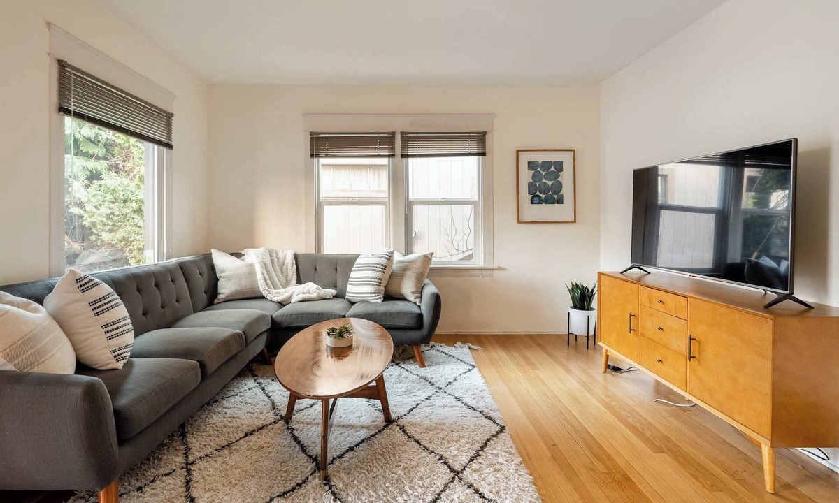 Belmont House | Mid-Century Home Top Location 3BR Sleeps 6