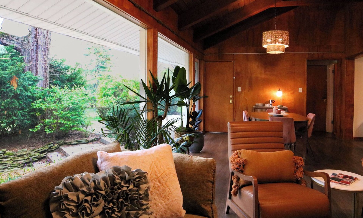 Edgemont Park House | Midcentury Riverfront Retreat