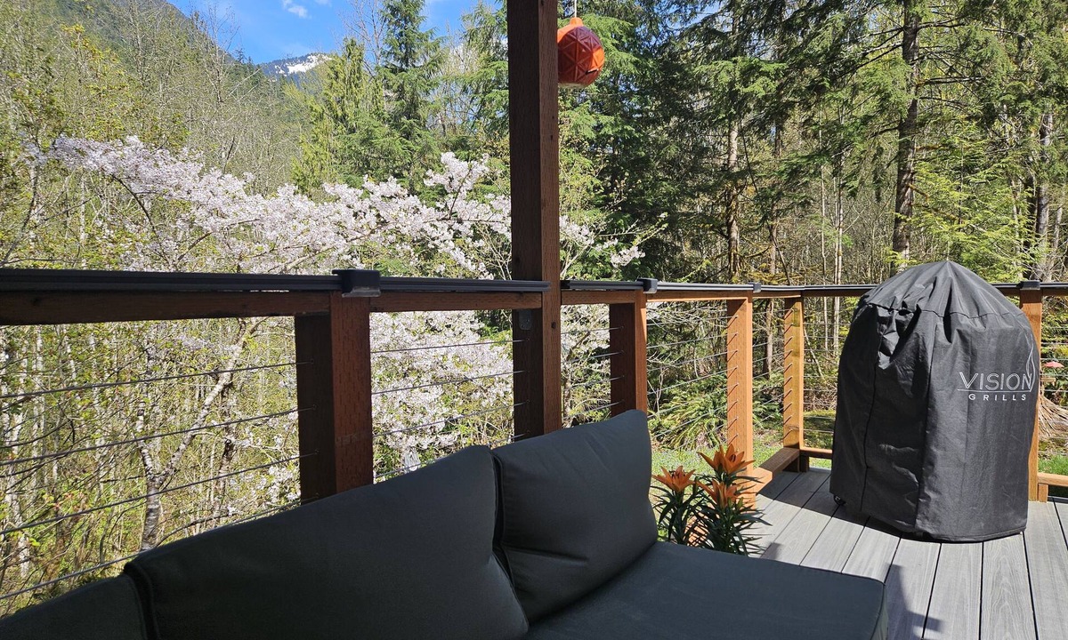 Marblemount Cabin | Misty Mountain Cabin-2 bed, 1 bath, mountain views and large deck