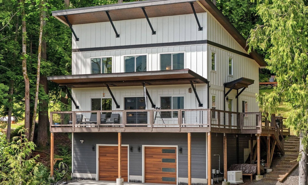 Sedro-Woolley House | Misty Mountain Retreat with Hot Tub, Wraparound Deck & Mt. Baker Views