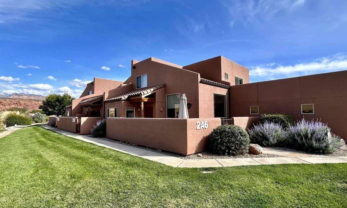 Moab South Valley House | Moab Rim Views I Garage I Pool & Hot Tub I Pet-Friendly I Trailer Parking